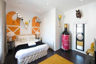 Champagne Suite Glam 2-Bedroom, Sleeps 4 Porthcawl - 8