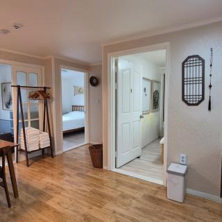 2Newly Opened, Prime Bukchon Location, Hanok Village View, 56 sqm, 8 Min to Anguk Station, Sleeps up to 5 - 6