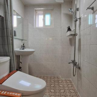 2Newly Opened, Prime Bukchon Location, Hanok Village View, 56 sqm, 8 Min to Anguk Station, Sleeps up to 5 - 4
