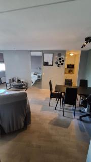 Very central flat with big courtyard balcony - 2
