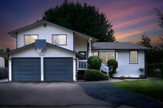 Modern 7-Bedroom Home with Spacious Yard, Pet-Friendly, and King Beds - 0