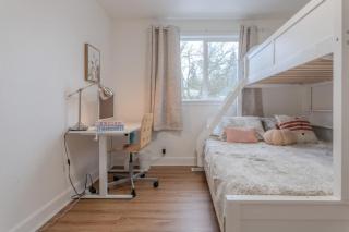 Modern 7-Bedroom Home with Spacious Yard, Pet-Friendly, and King Beds - Shoreline - 2