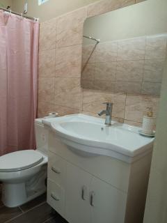 Habitación amplia y privada con parqueo a 2k Pradera Chikimula - 6