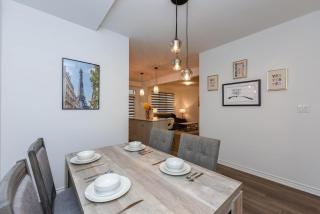Modern 4BR Retreat Sleeps 9, 2.5 bath, Milton - 8