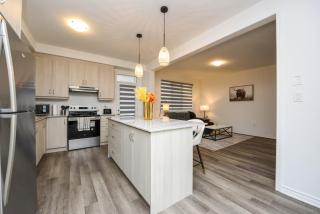 Modern 4BR Retreat Sleeps 9, 2.5 bath, Milton - 4