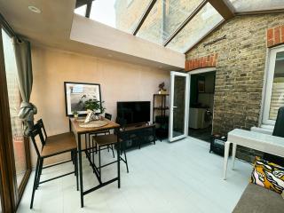 Charming Apartment Retreat - 3 Min Walk to Station - 9