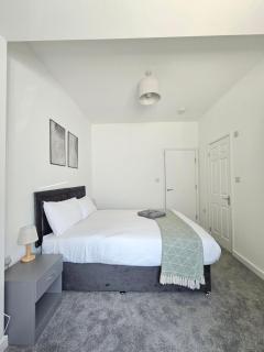 Luxury 2-Bed Flat Near Cambridge Station - 3