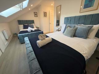 Spacious 3BR Flat Sleeps 10 for Groups & Family - 0