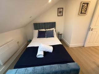 Spacious 3BR Flat Sleeps 10 for Groups & Family - 7