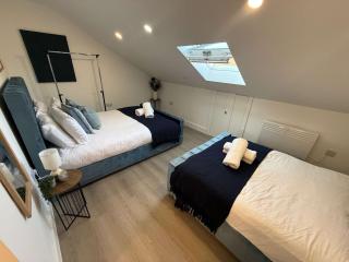 Spacious 3BR Flat Sleeps 10 for Groups & Family - 6