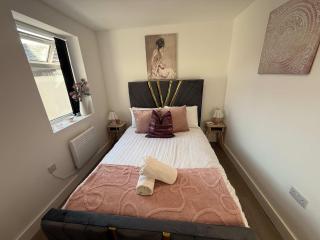 Spacious 3BR Flat Sleeps 10 for Groups & Family - 5