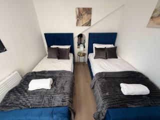 Spacious 3BR Flat Sleeps 10 for Groups & Family - 4