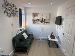 Spacious 3BR Flat Sleeps 10 for Groups & Family - 1