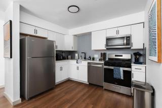 Cozy & Stylish 2BR with Private Patio Sleeps 8 - 6