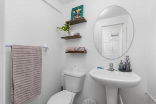 Semi-Private Townhouse - 3 Bedrooms, 4 beds, Free Parking, Wifi, Netflix, - Hosted by Matthew - 1