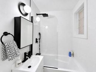 Stylish 2BR in The Heart of Downtown MTL - 3
