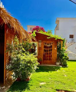 Bedro Cozy Wooden Cabin Steps from the Sea - 8