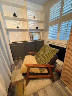 Charming Apartment Retreat - 3 Min Walk to Station - 5