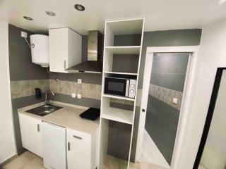 Suites nuevas con baño privado frente al metro st MWC Barcelona-FIRA - 1