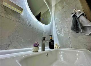 Modern 1BR in Kilimani, Nairobi, Kenya with Fast wifi, Netflix and Gym - 6