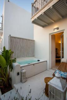 Fino Amore Private Jacuzzi Suite in Mykonos Town - 4