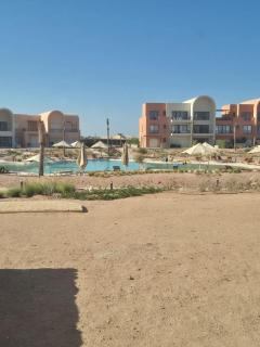 Exclusive 2BR, Kamaran - Crystal pool view, Gouna - 1