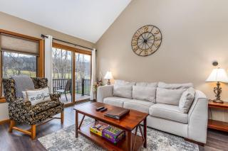 Cozy at Creekwood Getaway - 3