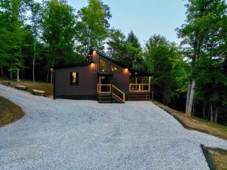 The Lighthouse - Secluded - Hot Tub - Private Pond - 4