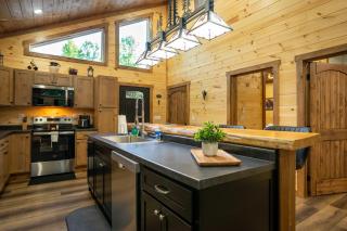 The Lighthouse - Secluded - Hot Tub - Private Pond - 1