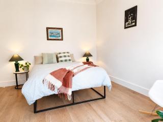 Luxury Brighton Family Retreat 5BR Walk to Train - 5