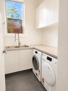 Luxury Brighton Family Retreat 5BR Walk to Train - 4