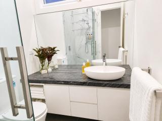 Luxury Brighton Family Retreat 5BR Walk to Train - 3