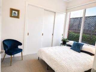 Luxury Brighton Family Retreat 5BR Walk to Train - 2