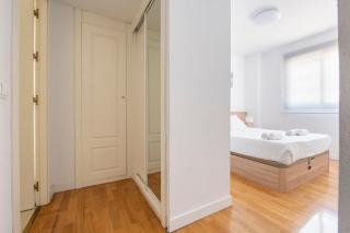 Apartamento Moderno Renovado con Piscina, Gym & Parking – Aeropuerto, IFEMA / Metropolitano by beBalmy - 3