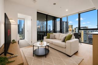 Level 22 Skyline Views with Sauna, Gym, Pool and Free Parking - 0