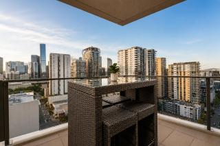 Level 22 Skyline Views with Sauna, Gym, Pool and Free Parking - 8