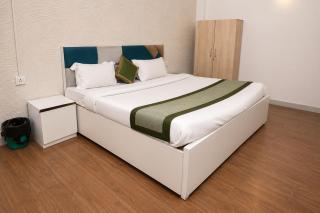 Hotel Stars Q-48 Near Noida Stadium & Noida Sec 15-16 Metro - 4
