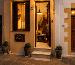 Old Town Rhapsody, Cosy 2-Floor Home with Rooftop Bathtub, BBQ & Lounge Under Sun Umbrellas - 9