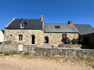 Maison en pierre avec jardin, Côte de Granit Rose - 0