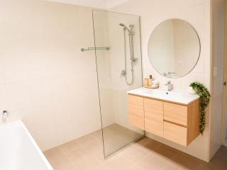 2BR Retro Luxe Family Hideaway - 8