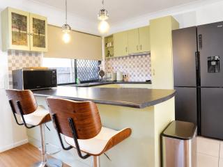 2BR Retro Luxe Family Hideaway - 7