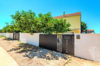 Villa Kutija with heated pool - 9