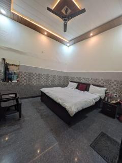 Shree Ram Mandir 500m Walk - Atharav Palace - 7