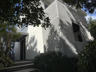 Seaside Serenity - Luxury Beachfront Home - 9