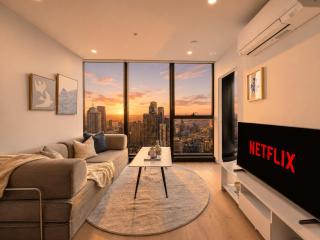 Lvl 61 Sky-High 2BR w Bay View in Melbourne CBD - 4