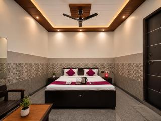 Shree Ram Mandir 500m Walk - Atharav Palace - 2