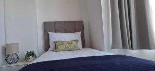 Contractors paradise in Peterborough -sleeps 14 - 1