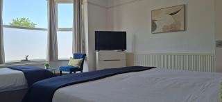 Contractors paradise in Peterborough -sleeps 14 - 4