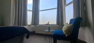 Contractors paradise in Peterborough -sleeps 14 - 5