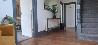 Contractors paradise in Peterborough -sleeps 14 - 1